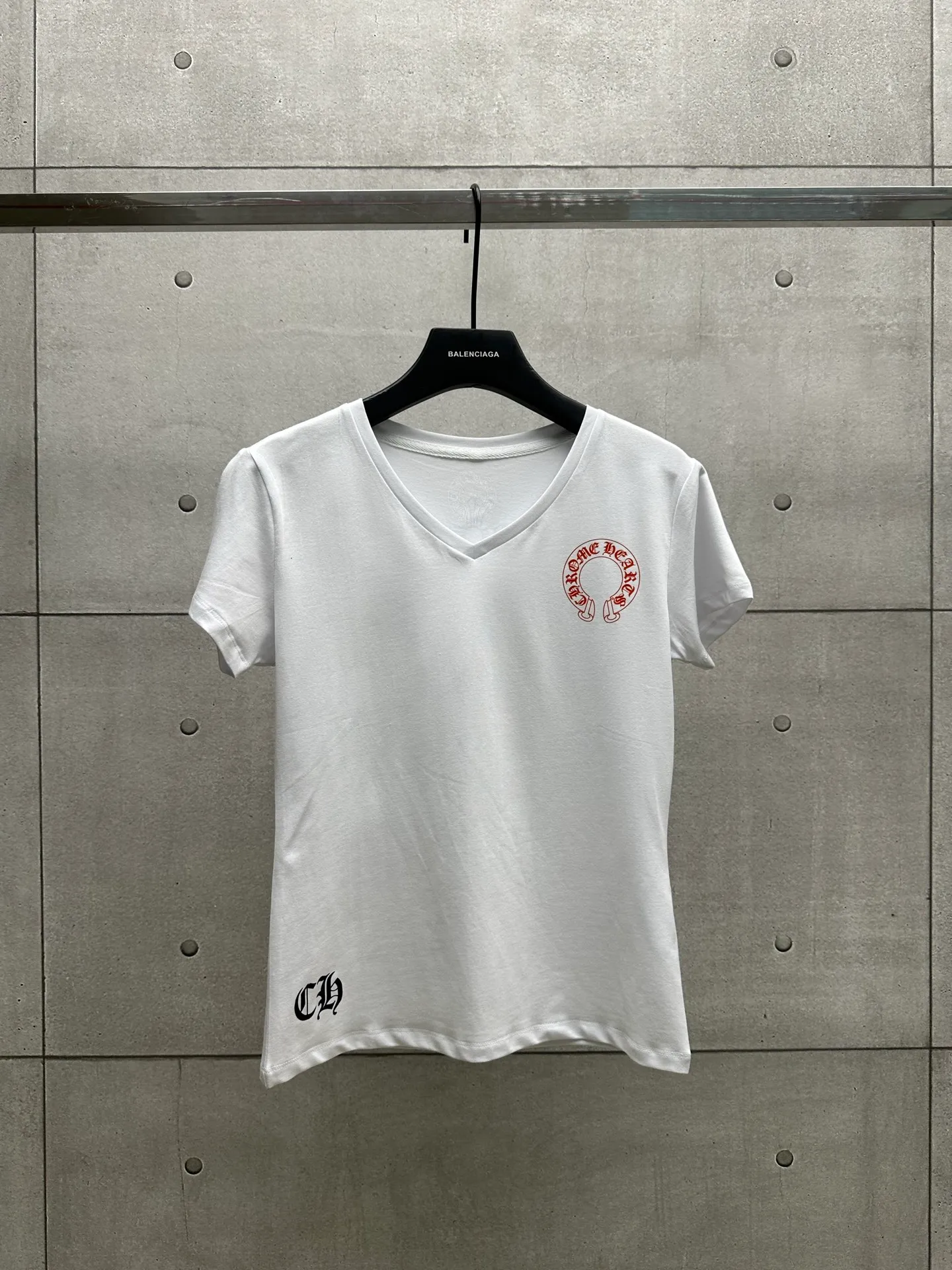 P126 #083 CHROME HEARTS 25SS women's T-shirt Made of 220G original consistent fabric V-neck women's waist style The whole body is made of imported digital direct printing Color: White Size: S M L
